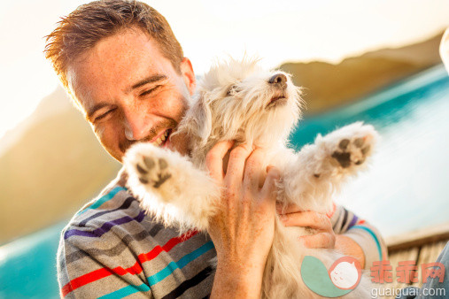 人,生活方式,度假,旅游目的地,户外_155443475_Man with his dog_创意图片_Getty Images China