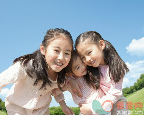 人,户外,快乐,深情的,拥抱_505316653_Three Sisters Playing_创意图片_Getty Images China