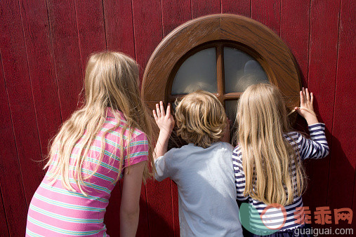 人,休闲装,T恤,户外,长发_533412535_Looking through round window_创意图片_Getty Images China