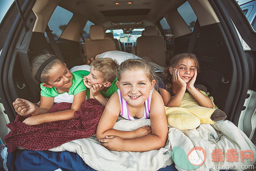 人,度假,四分之三身长,户外,静止的_522825705_Children in back of car awaiting a drive-in movie_创意图片_Getty Images China