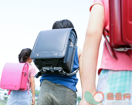 人,休闲装,教育,户外,步行_505322271_Schoolchildren With Backpack_创意图片_Getty Images China