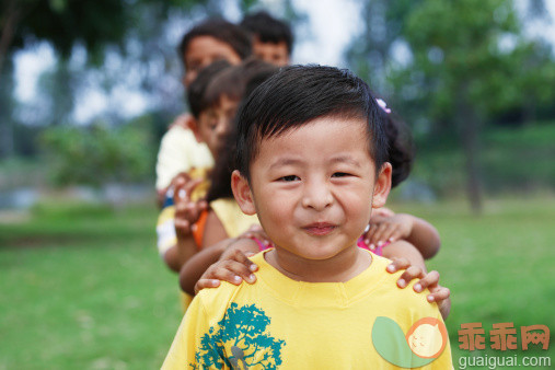 人,休闲装,户外,快乐,公园_144452884_Kids playing in a lawn, selective focus_创意图片_Getty Images China