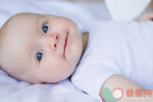 人,床上用品,白人,微笑,可爱的_482174441_Baby girl lying on bedclothes_创意图片_Getty Images China