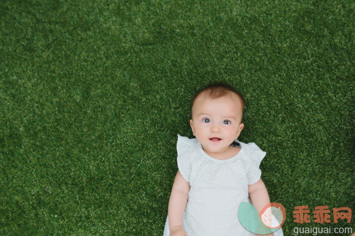 人,2到5个月,户外,快乐,笑_513841567_Baby girl smiling on green lawn_创意图片_Getty Images China