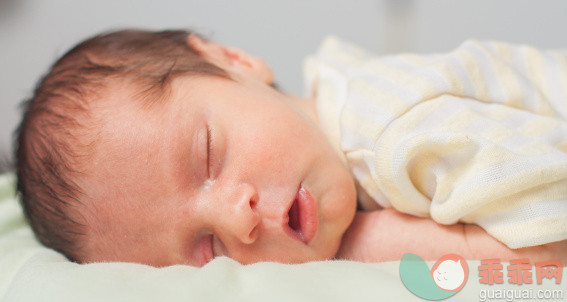 人,室内,棕色头发,白人,睡觉_496178753_Baby sleeping_创意图片_Getty Images China