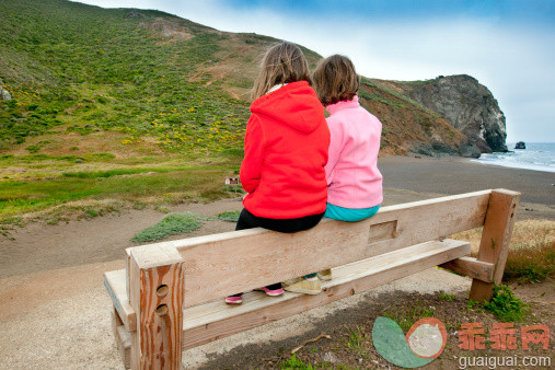 人,休闲装,自然,旅游目的地,户外_496999837_Two young girls sitting on a bench by a beach_创意图片_Getty Images China