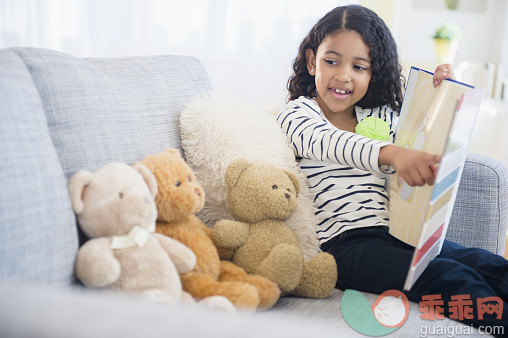 人,沙发,玩具,生活方式,四分之三身长_557475015_Mixed race girl teaching teddy bears on sofa_创意图片_Getty Images China