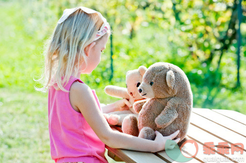 人,玩具,户外,亮色调,毛绒玩具_155095391_Little girl talking to teddy bears_创意图片_Getty Images China