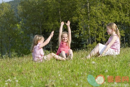 人,休闲装,连衣裙,自然,户外_560116711_France, Bas Rhin, Urbeis, Girls playing in meadow_创意图片_Getty Images China