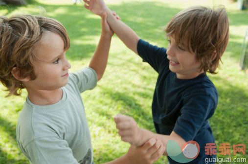 打斗,人,休闲装,T恤,户外_152890256_Boys fighting_创意图片_Getty Images China