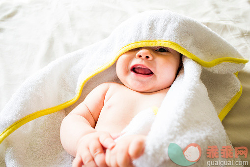 人,2到5个月,室内,快乐,微笑_559321545_A newborn baby lying on a bed with a towel_创意图片_Getty Images China