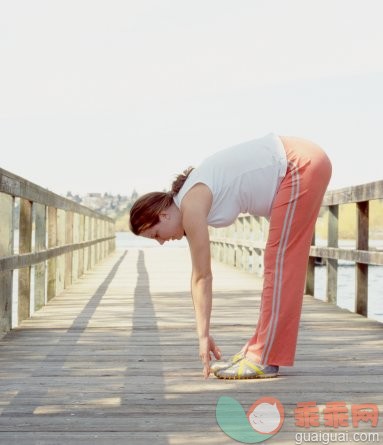 健康生活方式,运动,锻炼,人生大事,摄影_200391243-007_Pregnant woman in fitness clothing, touching toes on dock, side view_创意图片_Getty Images China