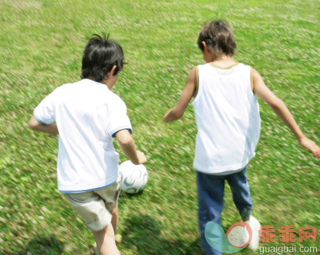 橄榄球,人,休闲装,运动,户外_505324187_Two Boys Playing Football_创意图片_Getty Images China