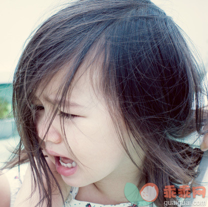 深色头发,人,户外,头发,发狂的_153349693_Little girl crying_创意图片_Getty Images China