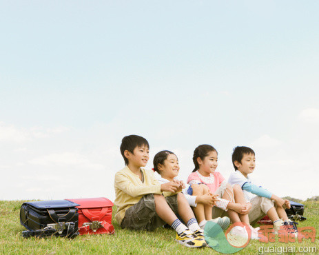 人,教育,户外,快乐,坐_505315547_Schoolchildren Sitting In A Row_创意图片_Getty Images China