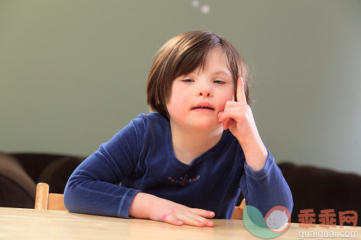 人,活动,桌子,室内,满意_564720281_Little girl with Down Syndrome talking_创意图片_Getty Images China