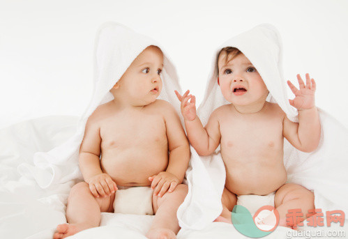 人,尿布,影棚拍摄,毛巾,赤脚_168611152_Babies wrapped in towels_创意图片_Getty Images China