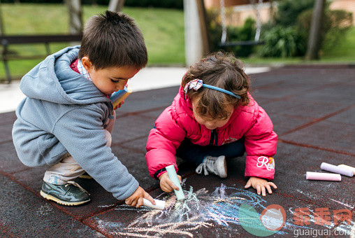 作画,进行中,人,休闲装,户外_564948653_Spain, Little girl and boy drawing with chalk on the ground_创意图片_Getty Images China