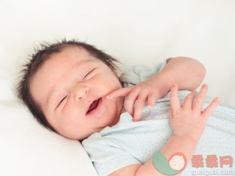 人,室内,黑发,白人,躺_485223093_USA, California, Ladera Ranch, Portrait of newborn baby boy (0-1 months)_创意图片_Getty Images China