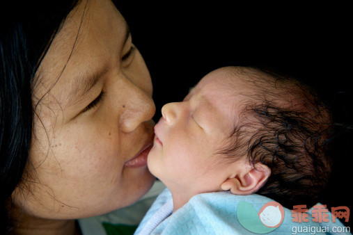 人,人的脸部,深情的,分娩,拿着_157503710_Mother and Child_创意图片_Getty Images China