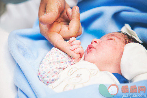 人,深情的,手,手指,白人_479999144_Newborn baby is holding_创意图片_Getty Images China