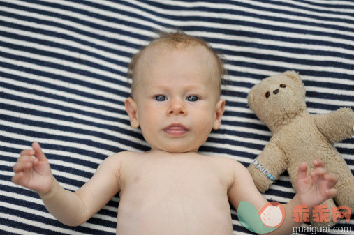 人,玩具,2到5个月,室内,毛绒玩具_131570508_Baby lying on blanket with teddy_创意图片_Getty Images China