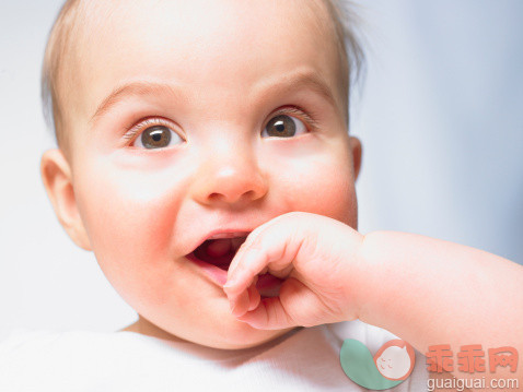 人,2到5个月,室内,手指,白人_503852241_Portrait of a baby smiling_创意图片_Getty Images China