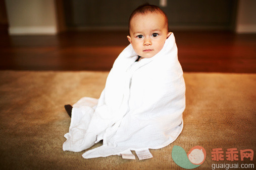 人,住宅内部,地毯,12到17个月,室内_480984043_Portrait of baby boy wrapped in blanket sitting on floor_创意图片_Getty Images China