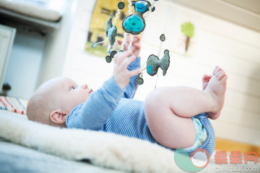 人,玩具,2到5个月,室内,白人_501850673_Baby boy playing with mobile toy, Munich, Bavaria, Germany_创意图片_Getty Images China