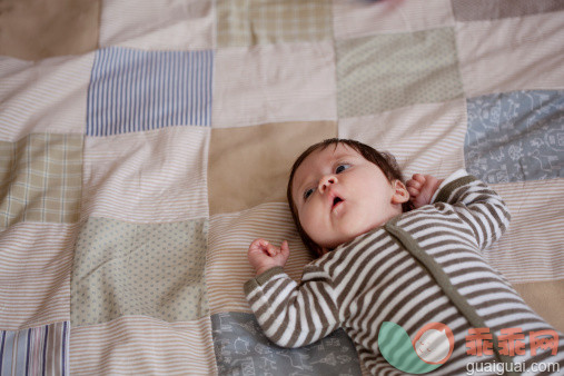 人,2到5个月,四分之三身长,室内,棕色头发_152416410_Sleepy baby girl laying on blanket_创意图片_Getty Images China