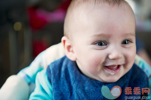 凌乱,人,饮食,2到5个月,室内_145064478_Close up of babys smiling face_创意图片_Getty Images China