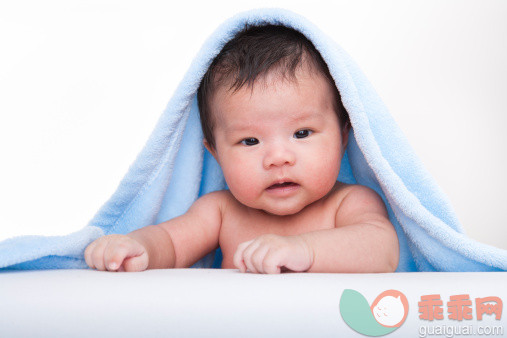 白色,人,2到5个月,影棚拍摄,室内_155440839_Baby portrait_创意图片_Getty Images China