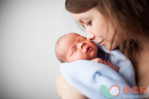 人,人的头部,人的脸部,人的嘴,人的眼睛_157718237_Newborn with mother_创意图片_Getty Images China