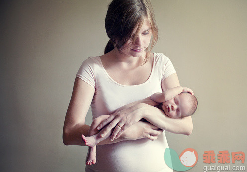 人,影棚拍摄,室内,拿着,母亲_561063013_Mother with newborn baby_创意图片_Getty Images China