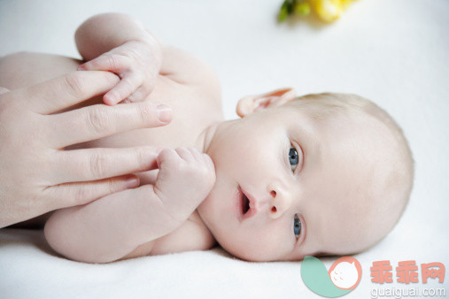 人,室内,20到24岁,手,白人_503855619_baby with flower and hand_创意图片_Getty Images China