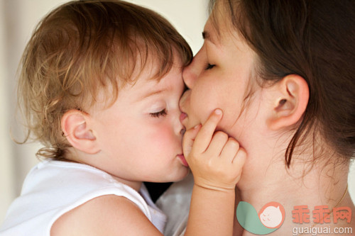可爱的,基斯,母亲,女儿,家庭_gic13459998_mother kiss_创意图片_Getty Images China