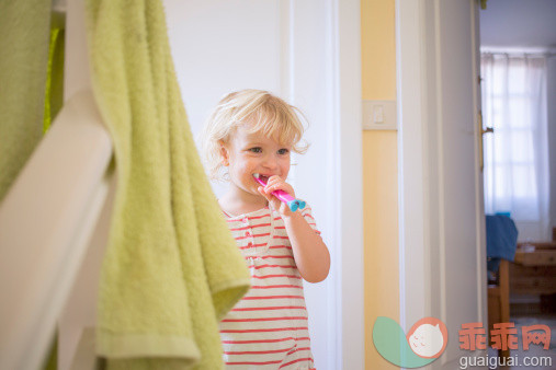 人,衣服,牙刷,住宅内部,室内_482178973_Girl brushing teeth_创意图片_Getty Images China