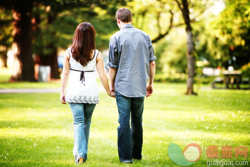 白色,太阳,公园,人,休闲装_157195471_Teenage Couple Holding Hands Walking Across a Field_创意图片_Getty Images China