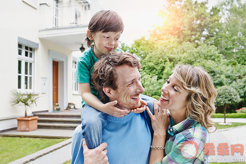 人,建筑结构,休闲装,户外,房屋_535652301_Germany, Heese, Frankfurt, Young family in front of villa_创意图片_Getty Images China