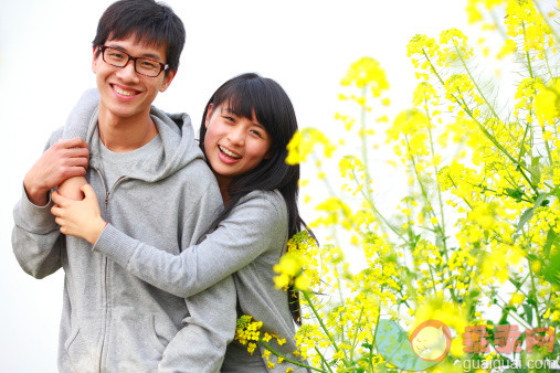 人,休闲装,生活方式,自然,户外_155159520_happy young couple in the spring field_创意图片_Getty Images China