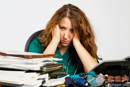 人,情绪压力,书桌,电话机,健康保健_166204639_Stressed Out Healthcare Worker_创意图片_Getty Images China