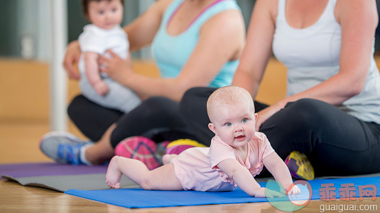 人,生活方式,2到5个月,12到17个月,室内_480578850_Mothers and their Babies at Excercise Class_创意图片_Getty Images China