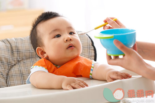 手,碗,汤匙,快乐,母亲_c2be75299_妈妈喂宝宝吃饭_创意图片_Getty Images China