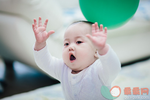 室内,球,快乐,起居室,坐_555616727_Baby boy playing with a ball_创意图片_Getty Images China