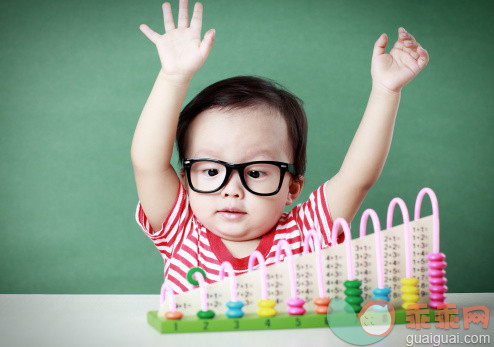 眼镜,人,教育,金融,12到17个月_157742362_Cute Asian baby do arithmetic_创意图片_Getty Images China