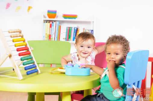 人,椅子,桌子,玩具,教育_157638544_Caucasian Baby Girl Smiling During Playtime In A Nursery Setting_创意图片_Getty Images China