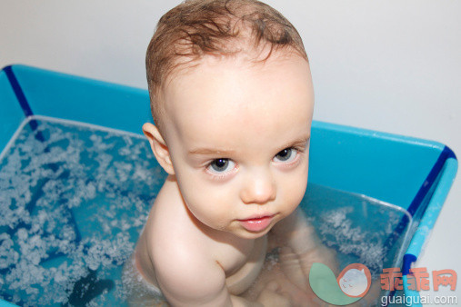 人,半装,浴盆,四分之三身长,室内_481328901_Portrait of baby boy in the bath_创意图片_Getty Images China
