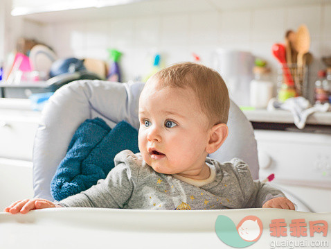 厨房,12到17个月,室内,住宅房间,早餐_530892595_Girl 1-2 years, kitchen, sitting in high chair_创意图片_Getty Images China