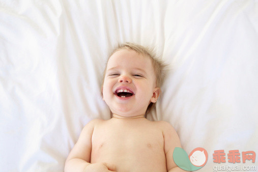 人,床,室内,金色头发,白人_477355281_Portrait of a very happy baby laughing_创意图片_Getty Images China