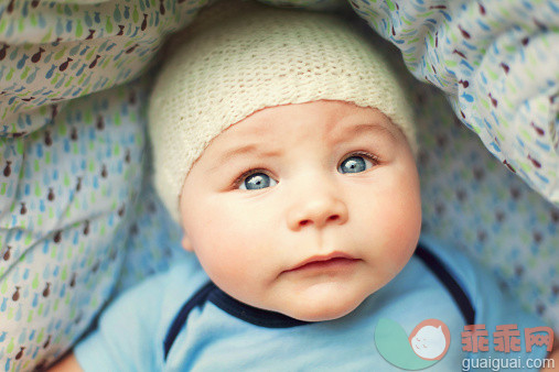 人,婴儿服装,2到5个月,户外,蓝色眼睛_537220289_Close up of a blue eyed baby in a hat_创意图片_Getty Images China